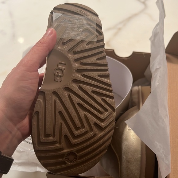 UGG Kids' Keegan Metallic Plush Faux Fur Lined Slipper in Gold NIB - Picture 5 of 8